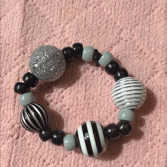Elegant Black and Silver Beaded Bracelet - Picture 2 of 5